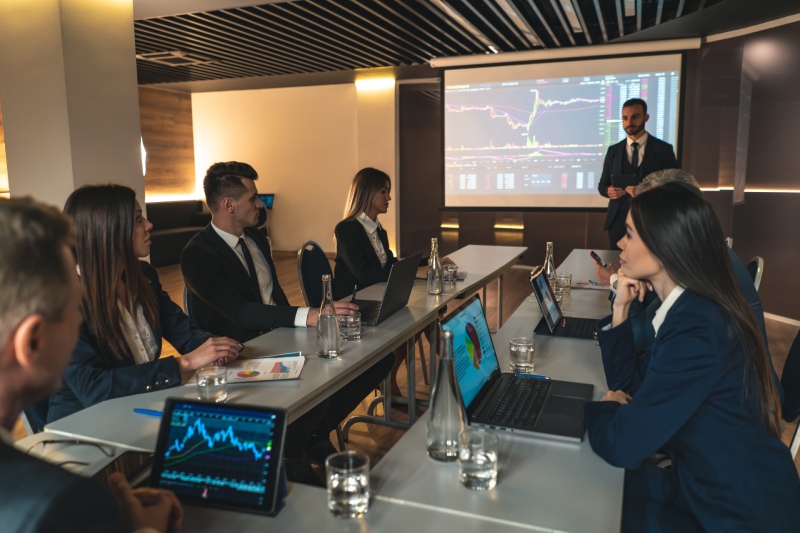 Business meeting discussing artificial intelligence and data analysis.